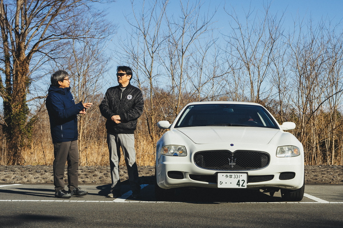 清水草一（右）の愛車、先代クアトロポルテ『大貴族号』を筆者（左）が試乗！
