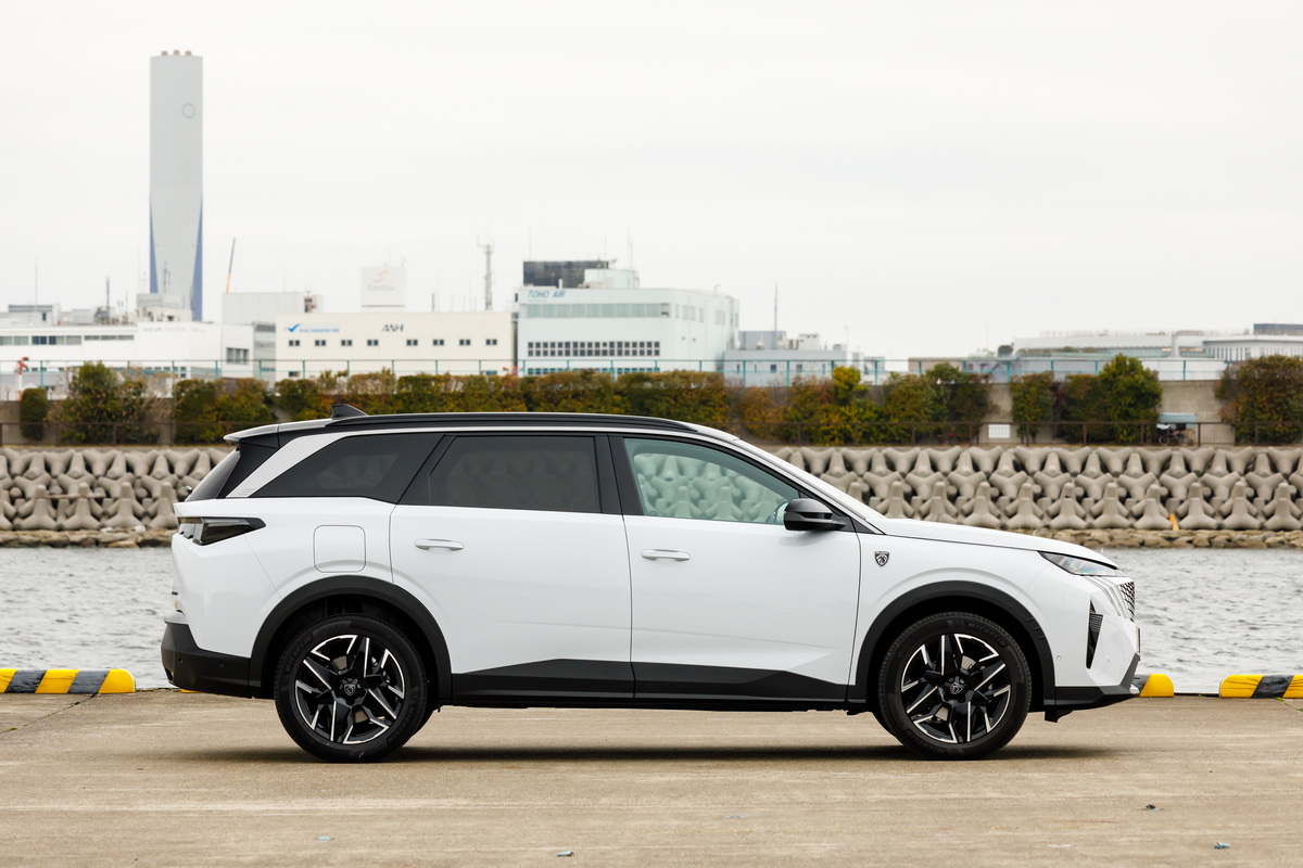 3008よりホイールベースが170mm長い。フロントドアまでは共通で、後半が伸びている。