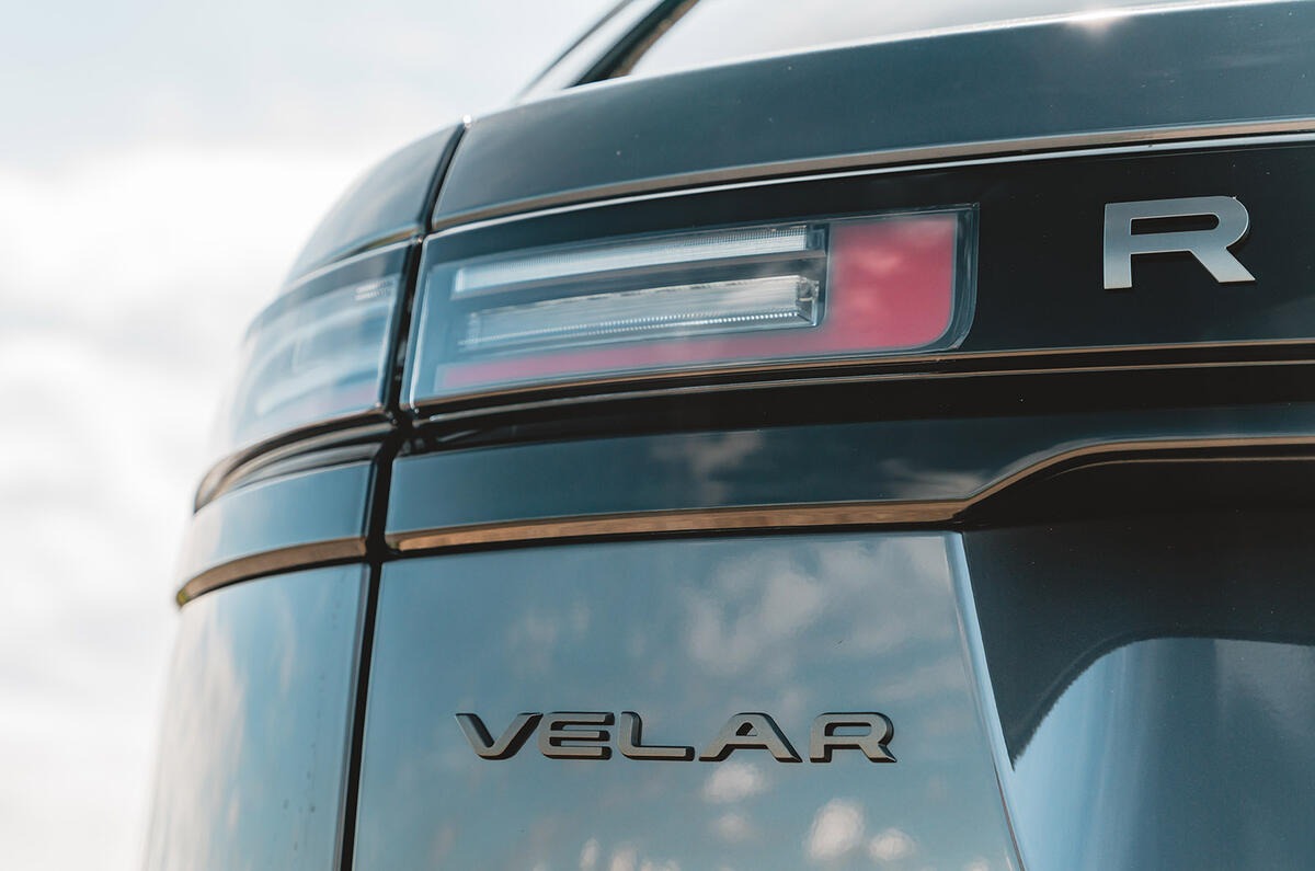 欧州で新たに目撃されたテスト用プロトタイプは、現行型(画像)とは異なるフォルムを有していた。