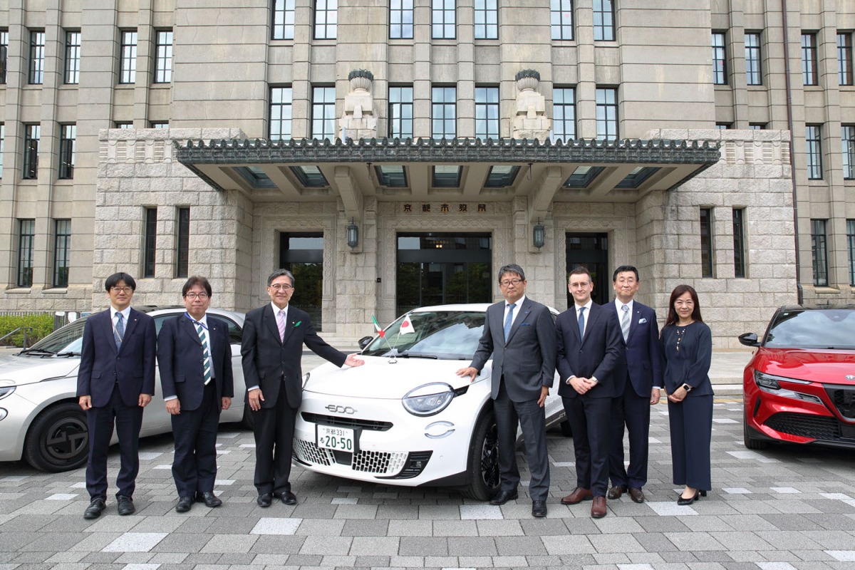 2026年4月24日に京都市役所で行われた、フィアット600e公用車の寄納式の様子。