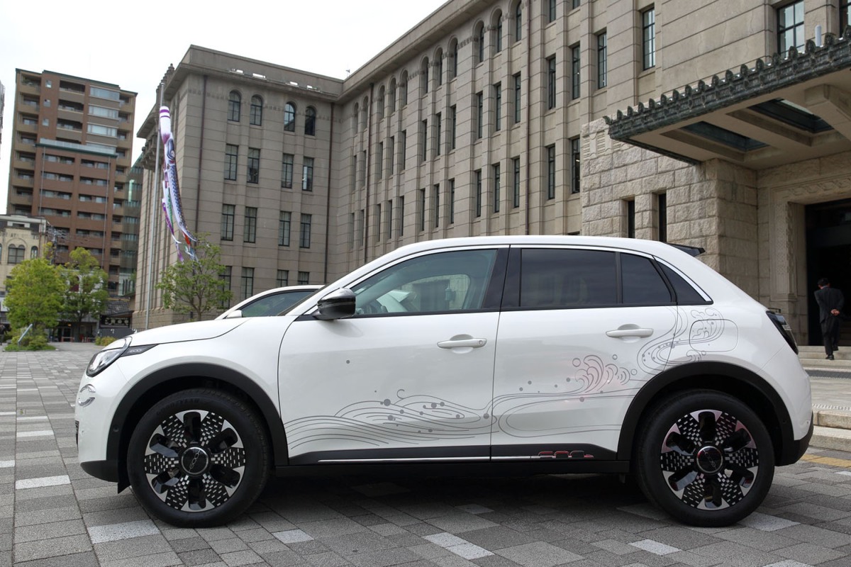 フィアット600e公用車の特別リバリー、『都白地波（みやこしらぢになみ）』。