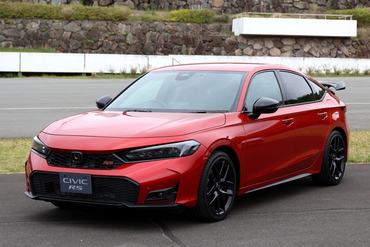 ホンダ・シビックe:HEV RSに、現在発売しているシビック用純正アクセサリーを適用。