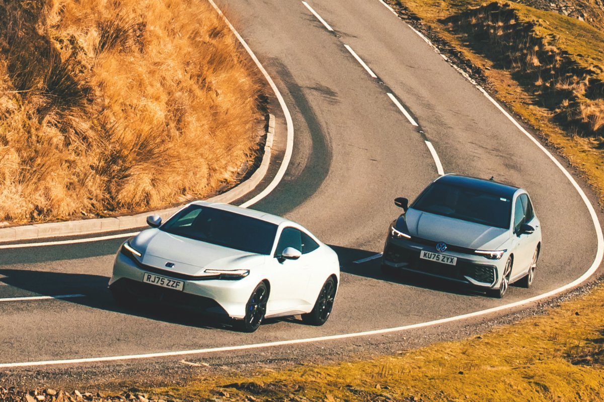 ホワイトのホンダ・プレリュードとグレーのフォルクスワーゲン・ゴルフ GTE