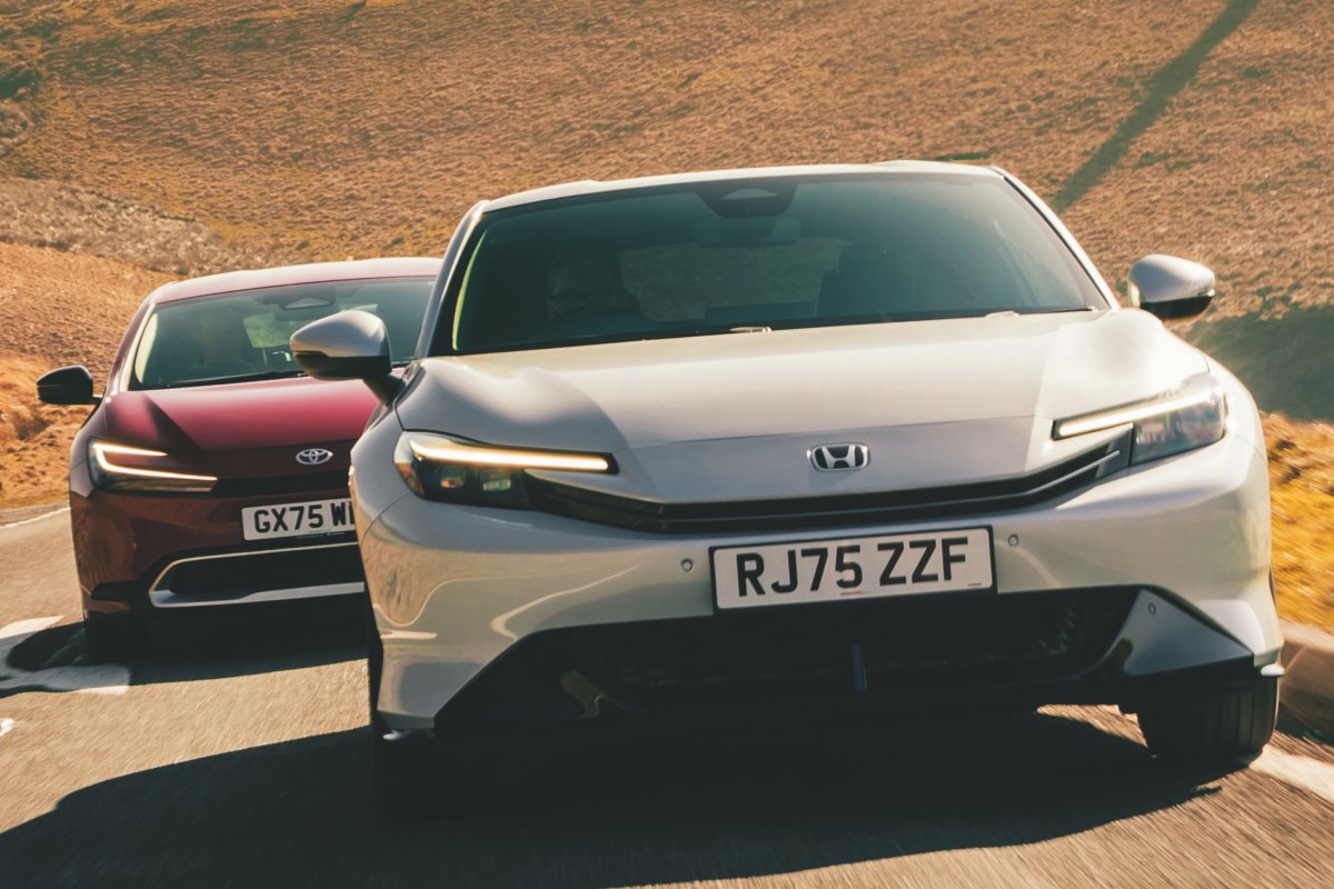 ホワイトのホンダ・プレリュードとレッドのトヨタ・プリウス