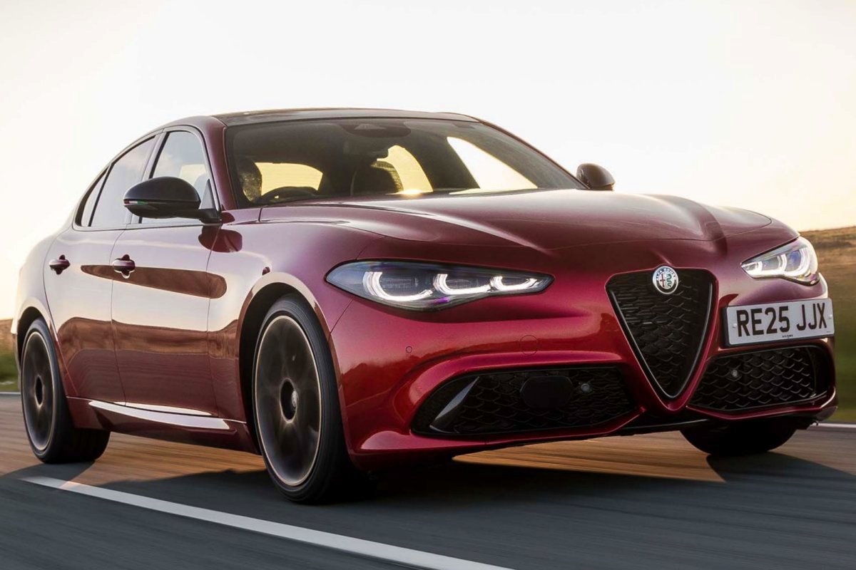 アルファ・ロメオ・ジュリア 2.0ガソリン 280HP インテンサ（英国仕様）