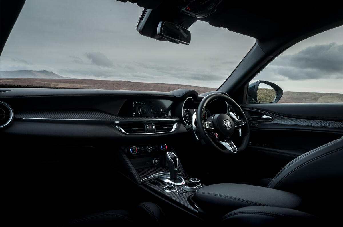 アルファ・ロメオ・ステルヴィオのインテリア