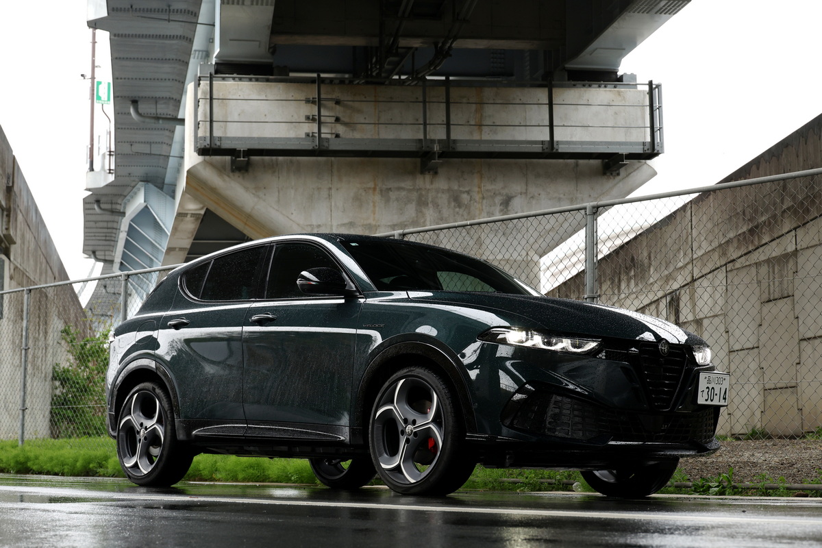 マイチェンを受けた新型アルファ・ロメオ・トナーレ。ボディカラーは新色のモンツァ・グリーン。