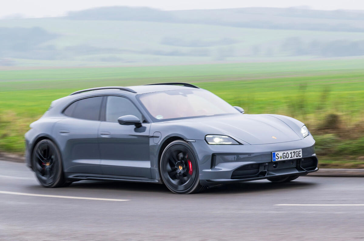 4. ポルシェ・タイカン・ツーリスモ