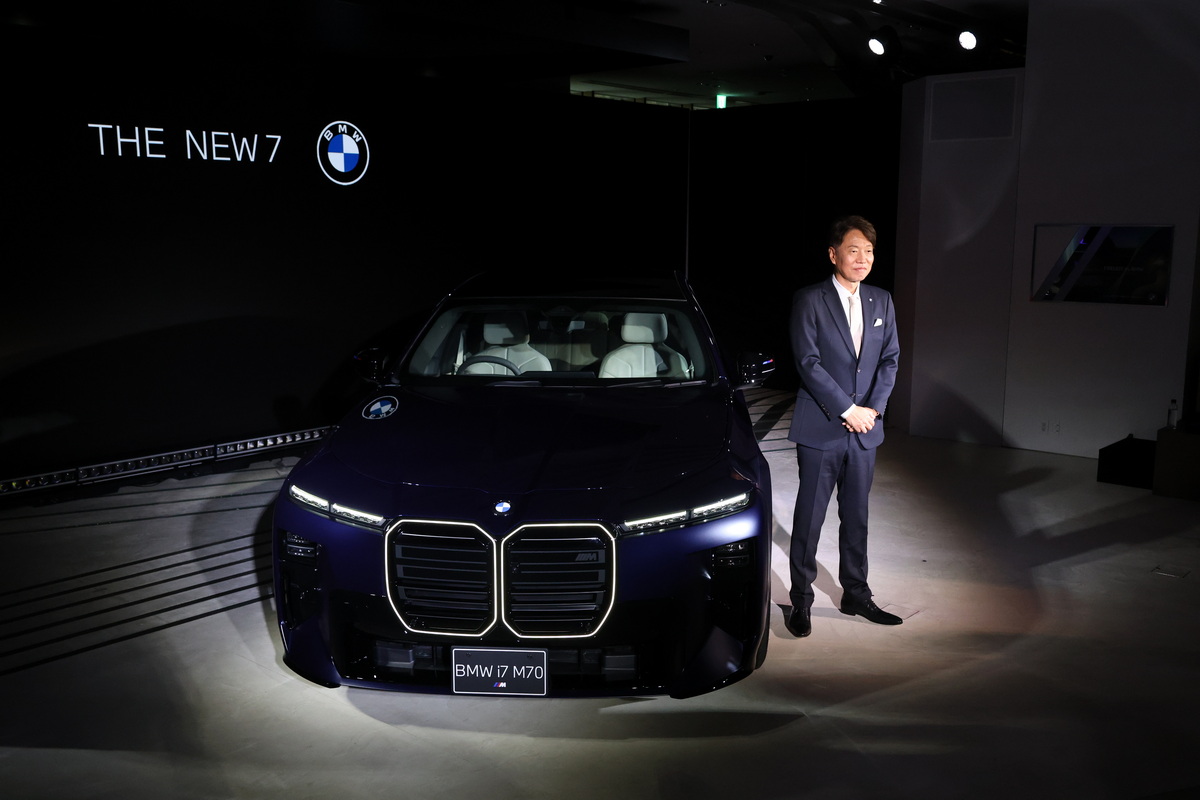 4月23日、日本初公開された新型BMW7シリーズ。横に立つのは上野金太郎『新社長』。