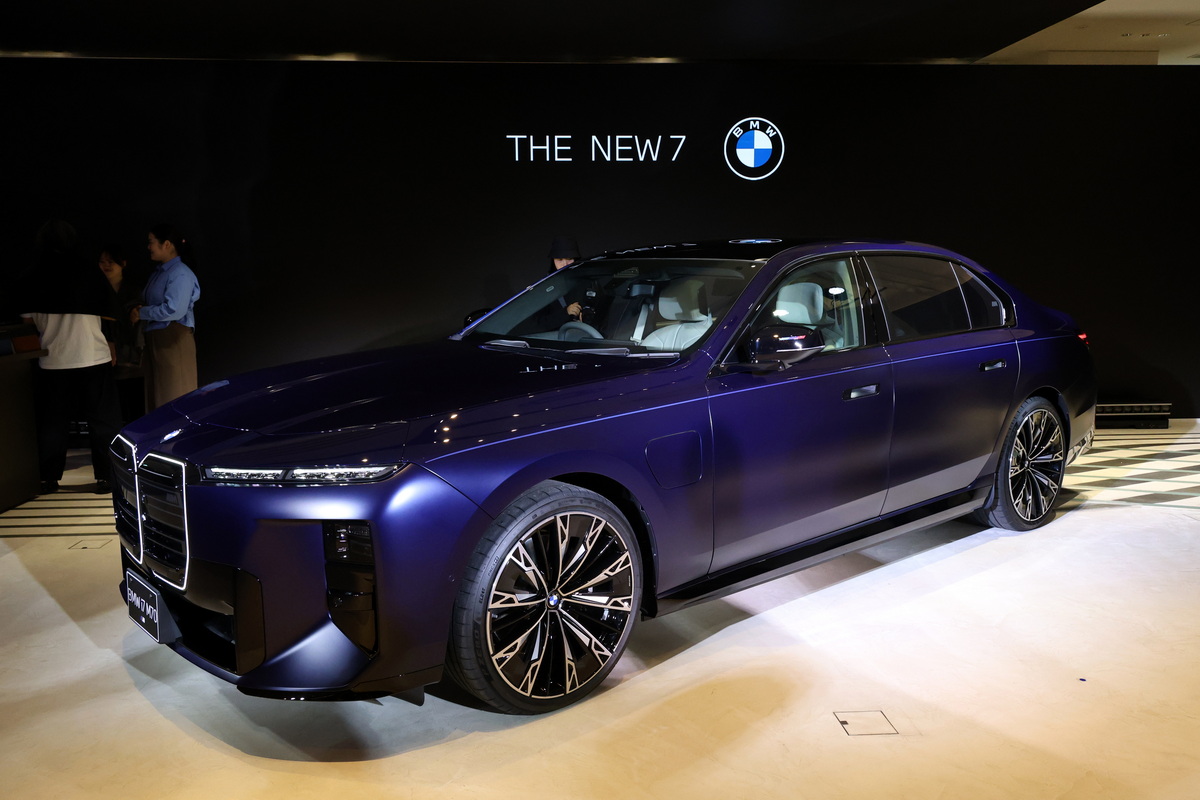 この日展示された新型BMW7シリーズは、『i7 M70 xドライブ』。