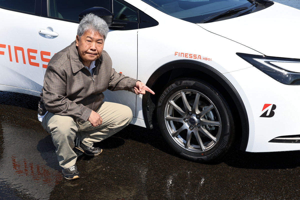 以前一般道でも試乗レポートを行ったタイヤの達人、斎藤聡がテストを担当。