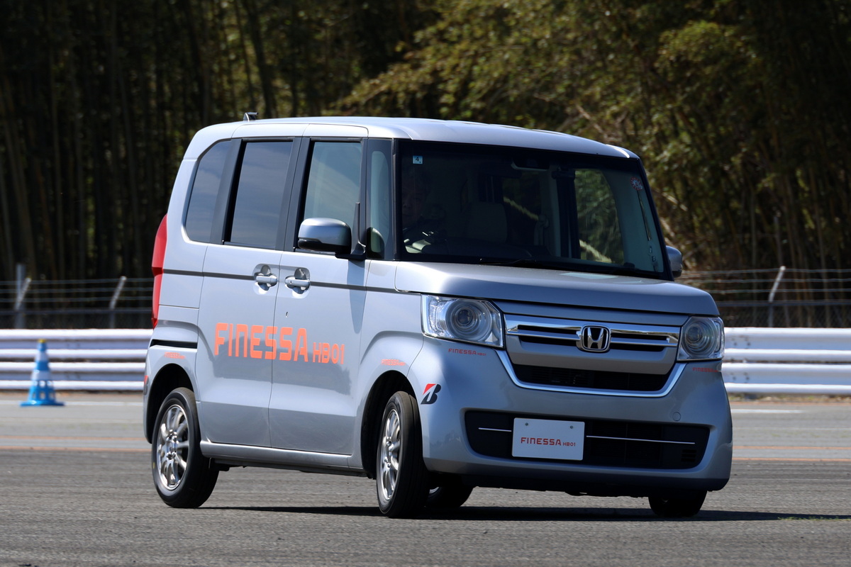 ホンダN-BOXで、ドライ路面のスラロームと高速旋回、レーンチェンジを試した。