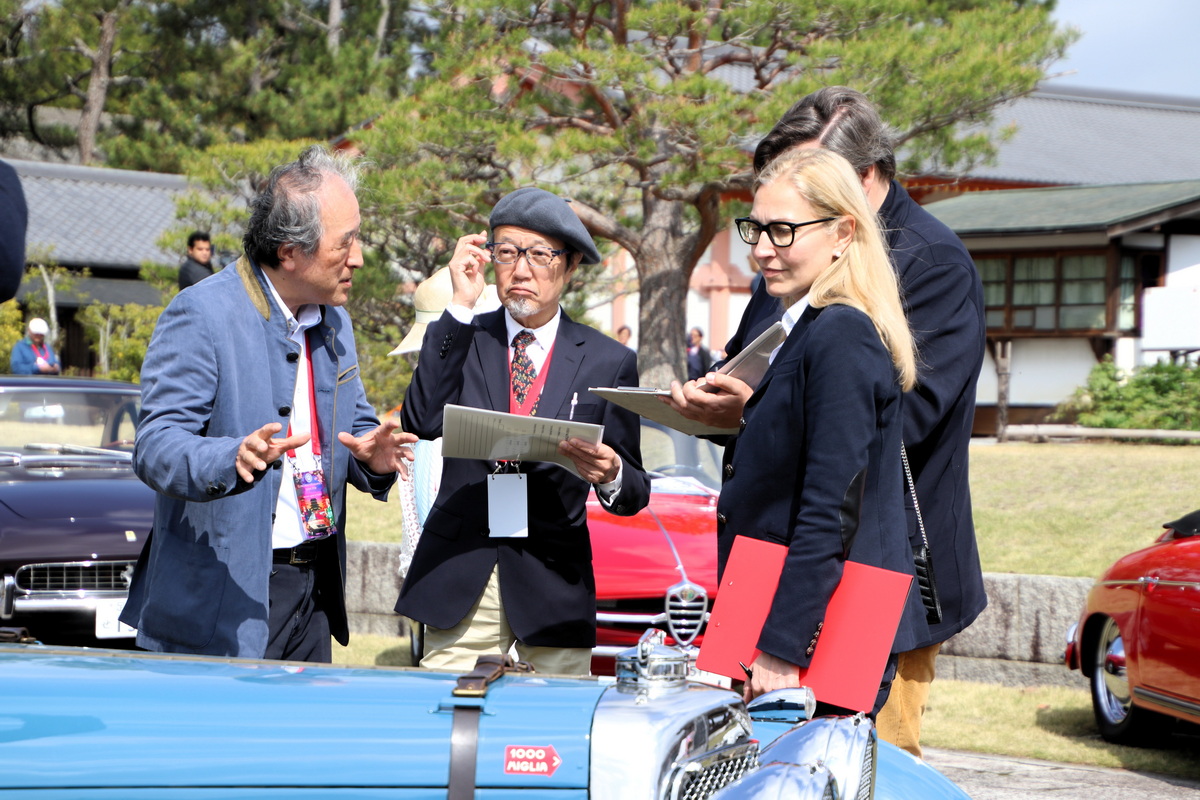 審査中の風景。左からふたり目はカロッツェリア・ザガートの原田則彦氏。