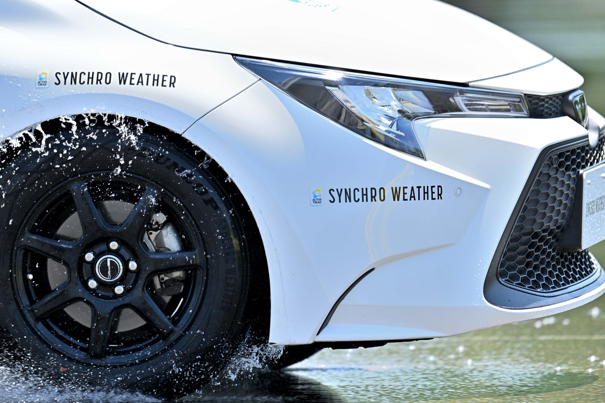 雨の日だけゴムが柔らかくなる新技術『アクティブトレッド』を搭載したシンクロウエザー。