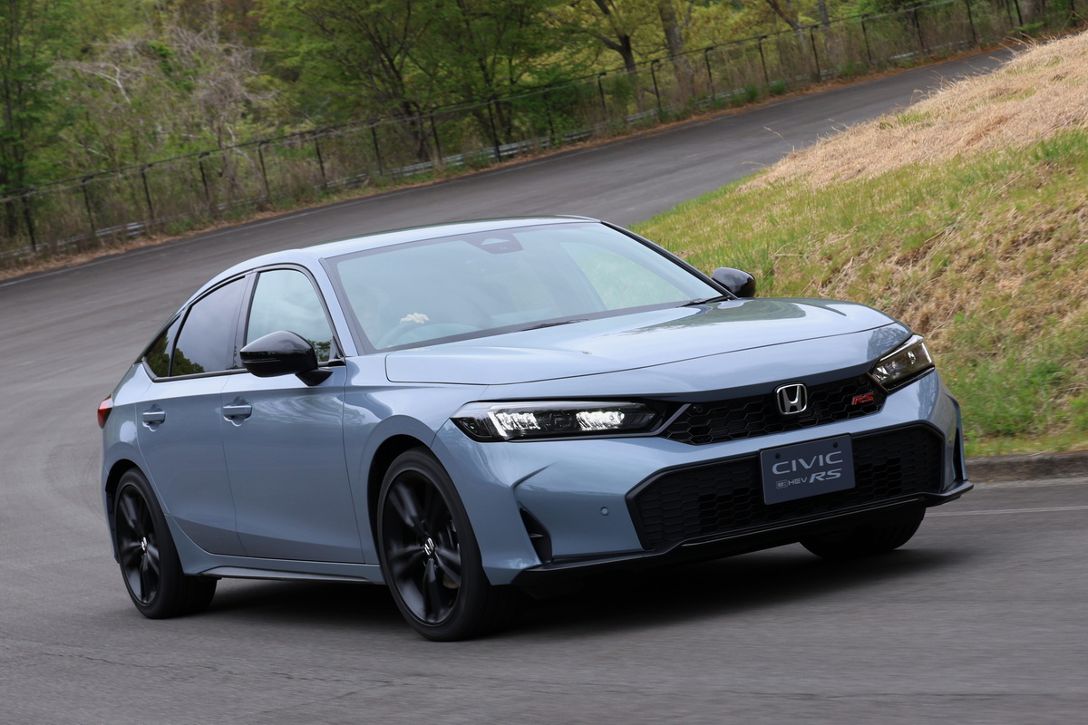 シフトダウン時に感じる『レブマッチダウン制御』は、ドライバーの感性を大いに刺激する。