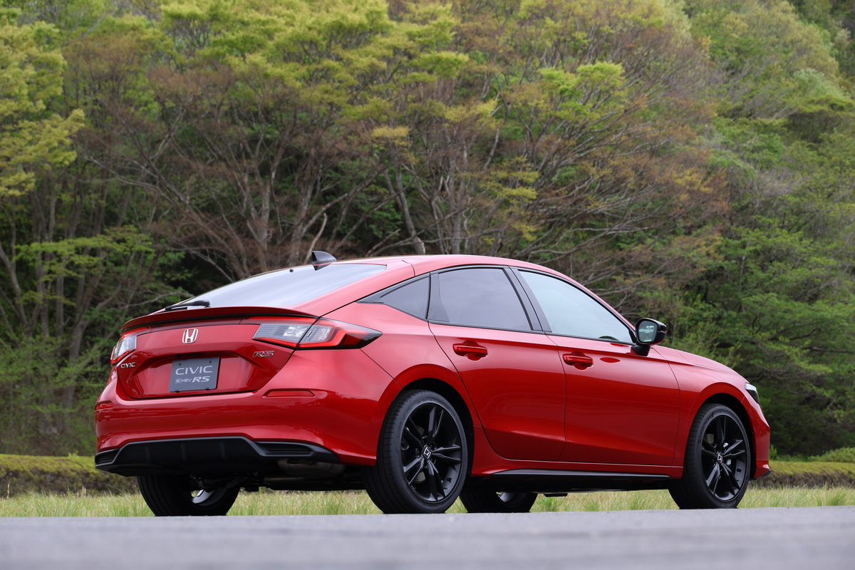 マットブラックの18インチ径ホイールなどで、より精悍なイメージに仕上げられている。