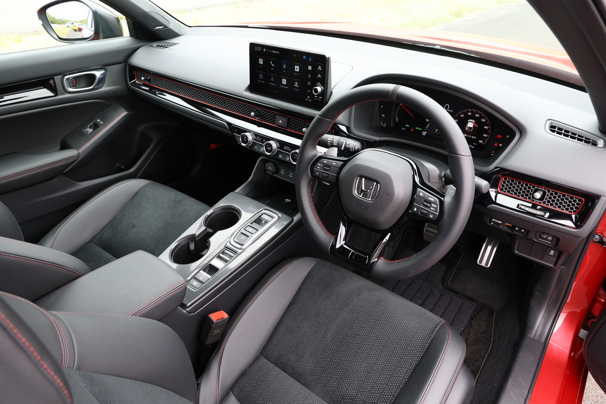 インテリアのフィニッシュも実にスポーティな演出だ。