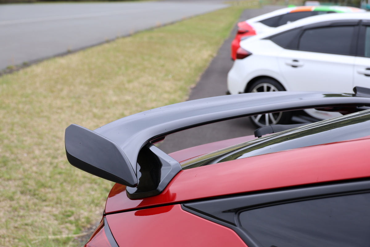 『実効空力』の技術を投入した『テールゲートスポイラー（ウイングタイプ）』。