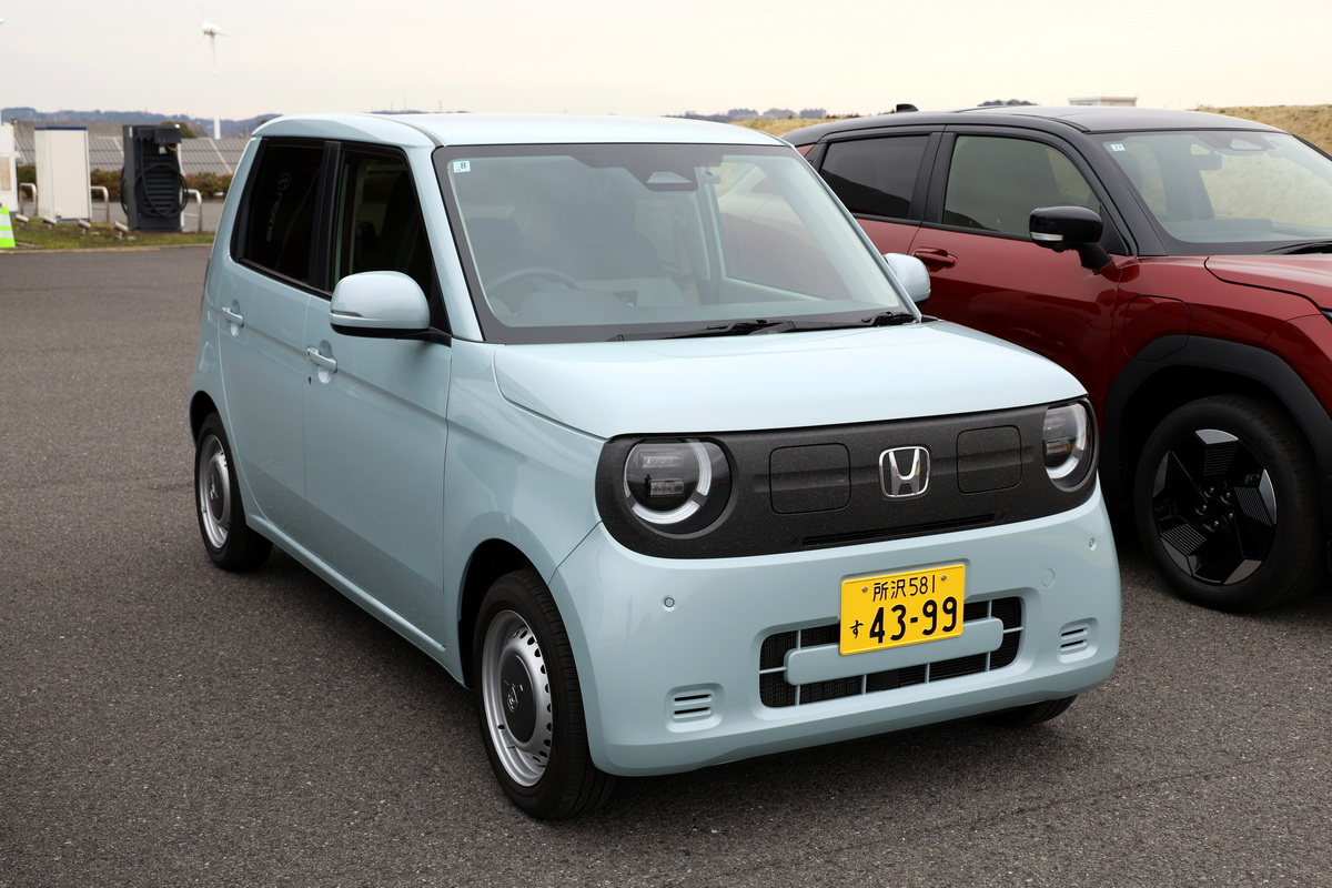 こちらは『e:G』（価格269万9400円）。ホイールがLのアルミに対しスチールとなる。