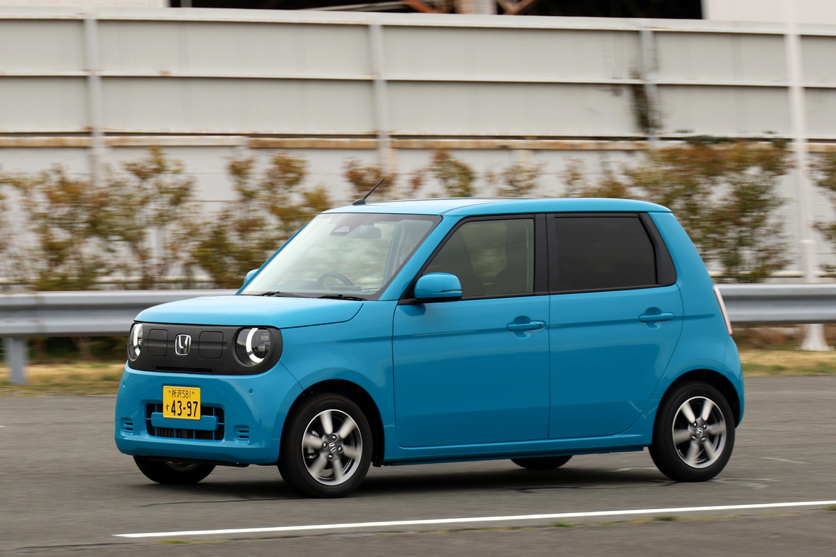 取材車はN-ONE e:の上級グレードとなる『e:L』（価格319万8800円）。