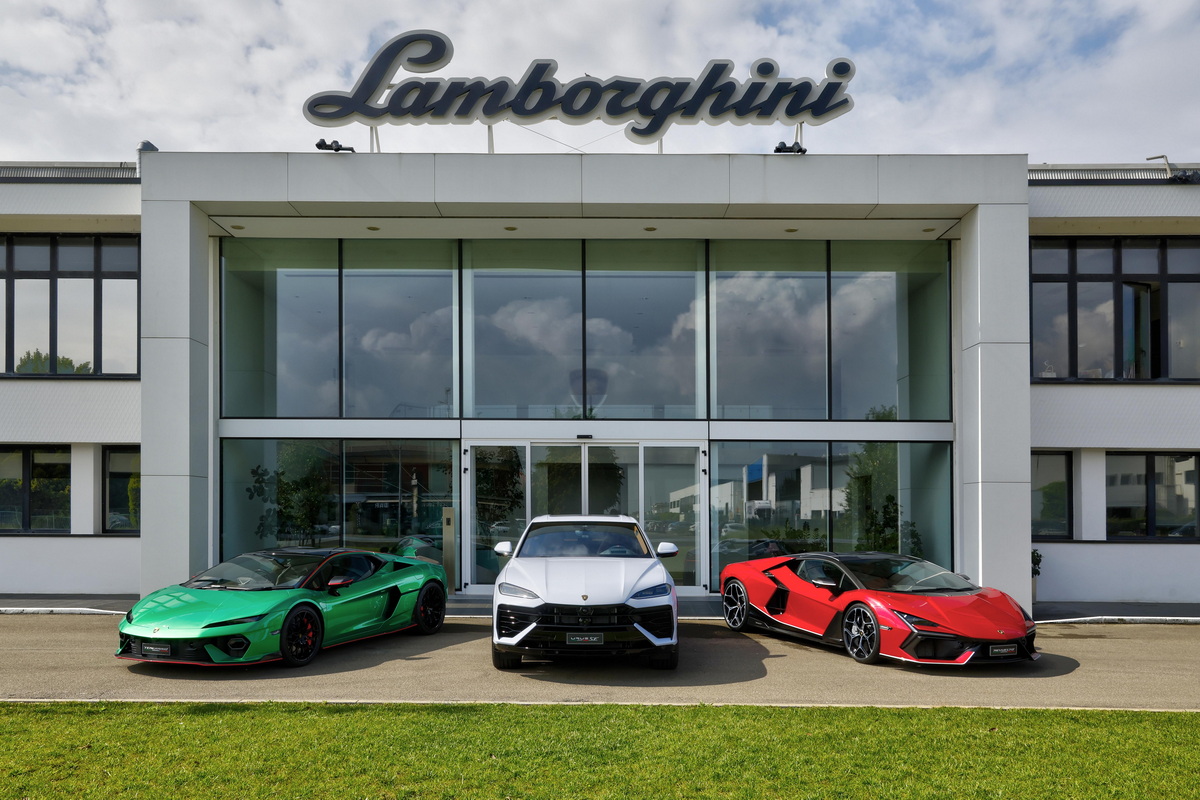 現在のランボルギーニ3本柱、右からレヴエルト、ウルス、テメラリオ。