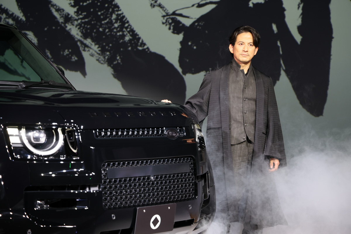 ディフェンダーのブランド・アンバサダーに就任した岡田准一さん。