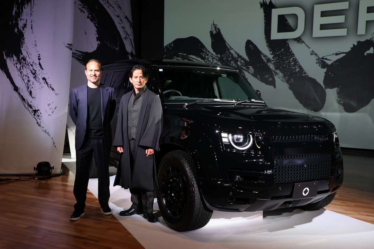 ジャガー・ランドローバー・ジャパンのマグナス・ハンソン社長（左）と岡田さん。