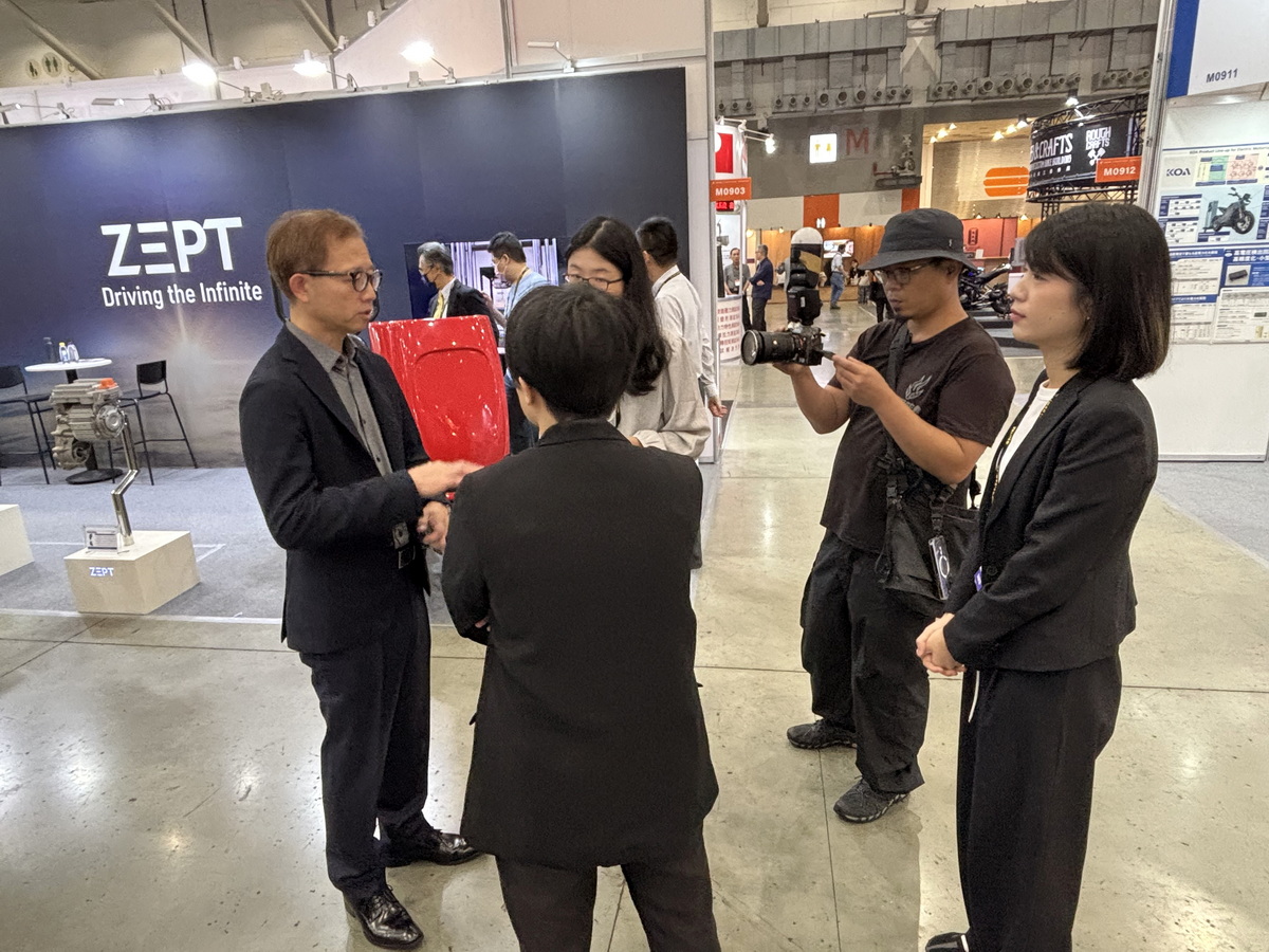 リーンモビリティの代表取締役社長である谷中壮弘氏が、来場者や地元メディアへ対応。