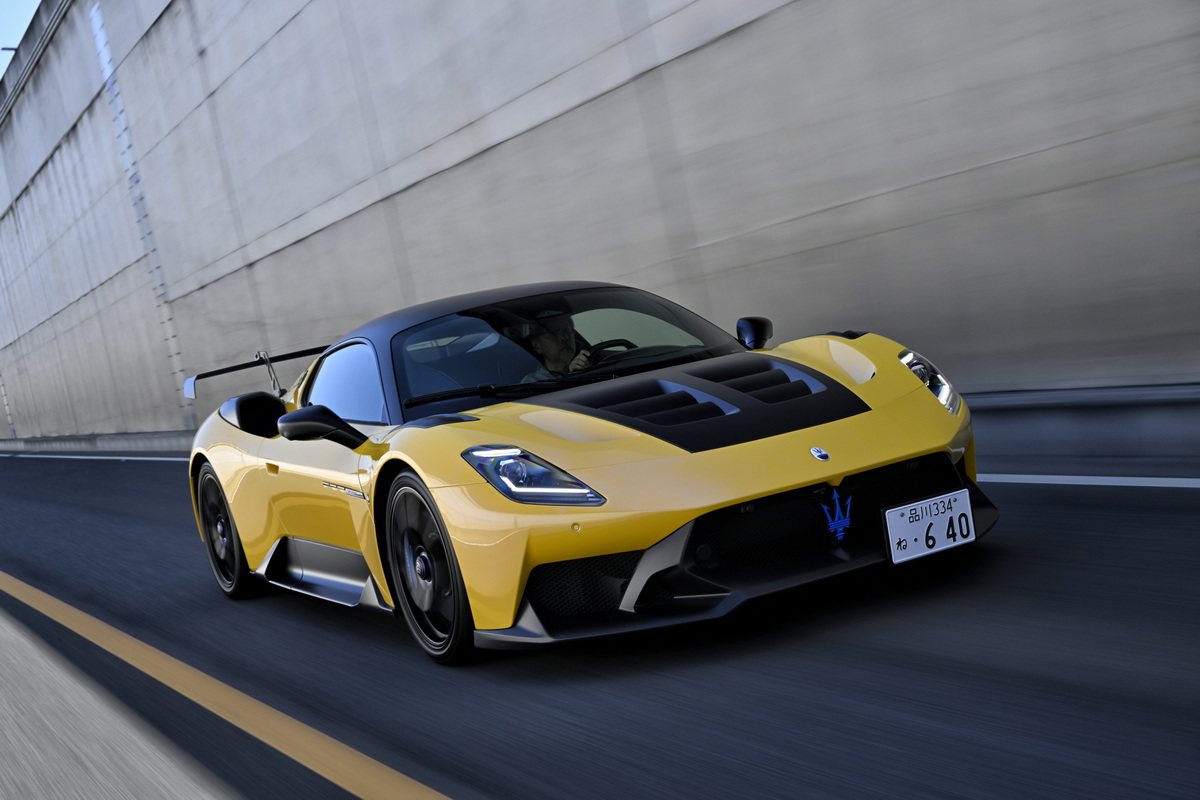 刺激的なジャッロ・ジェニと呼ばれるイエローを基調色とする取材車の『GT2ストラダーレ』。