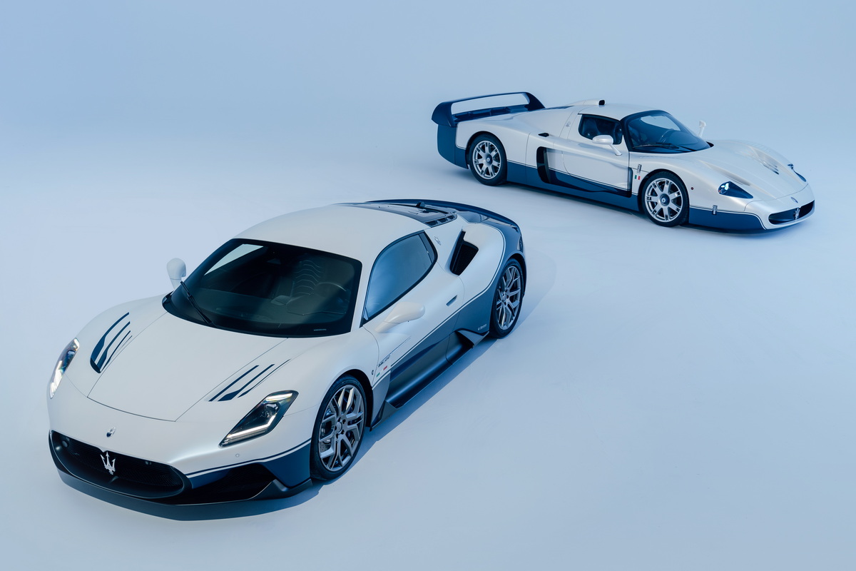 マセラティ・コルセ＝MCの名を持つ2台。左がMC20、右がMC12。