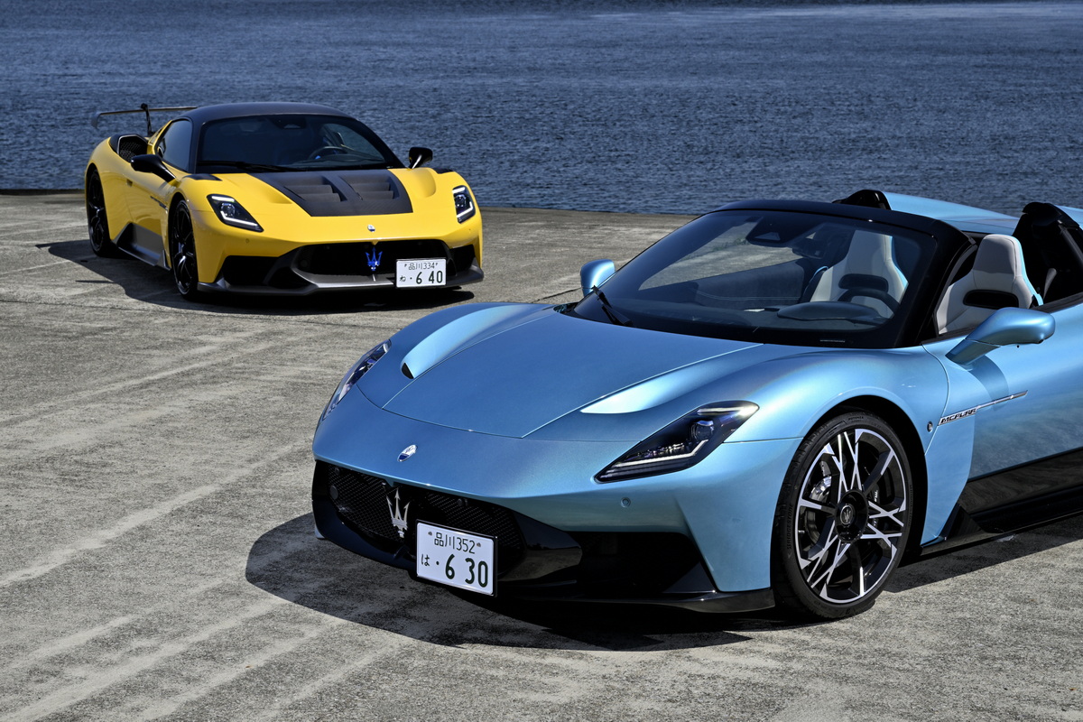 マセラティMCプーラのオープン仕様であるチェロ（右）とGT2ストラダーレ（左）。