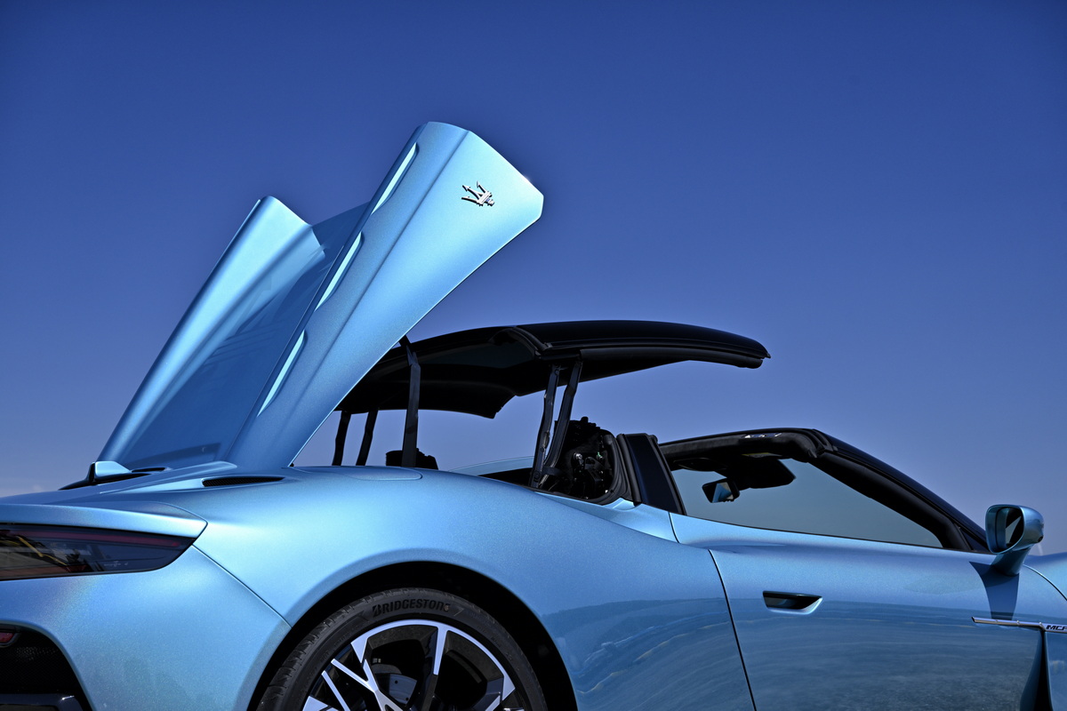 クーペからオープンへのスタイルの変化はわずか12秒で完了する。