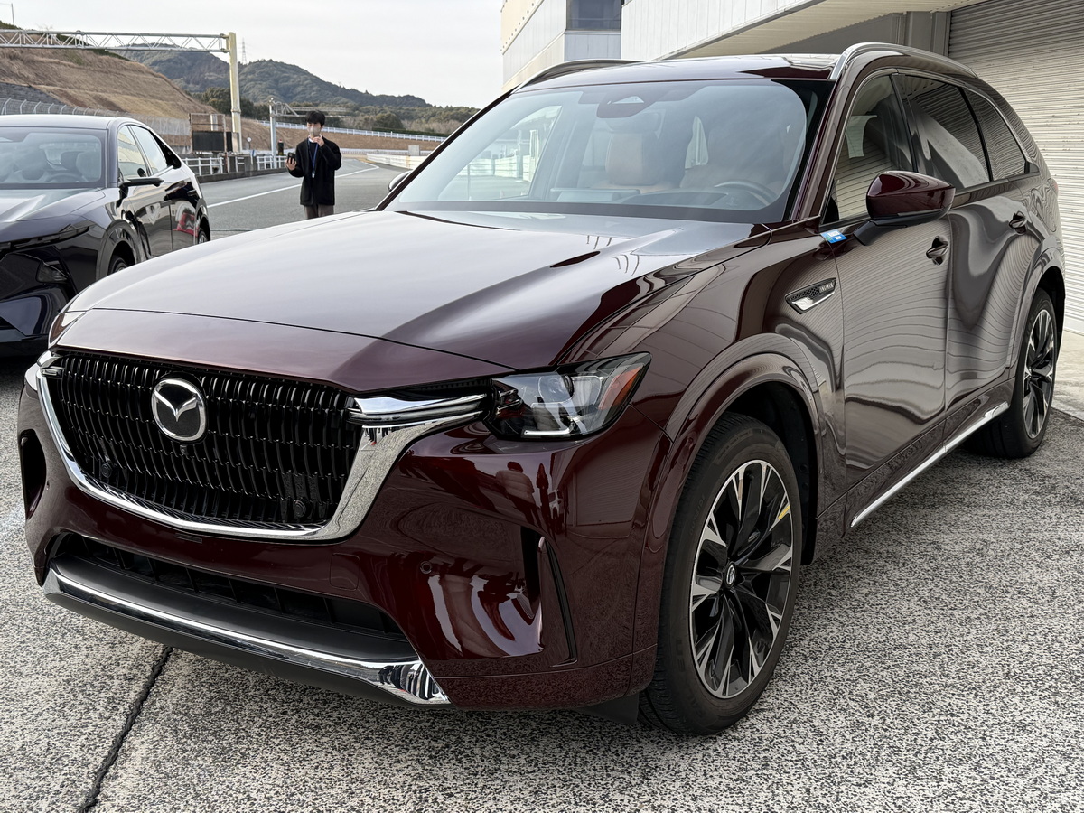 こちらはCX-90。国内では公道を走っていないモデルを乗り比べられるなんて、普通ではできない体験です。