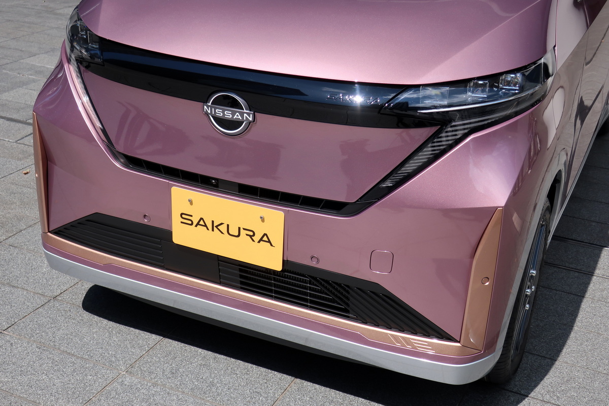 ボディカラー同色のフロントグリルや、カッパー色があしらわれたバンパーなどで顔つきを一新。