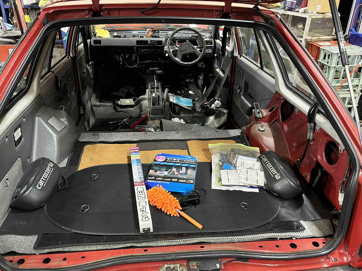 作業中の様子。内装を全て剥ぎ丁寧に配線を辿る、まさに地獄のような調査です……。