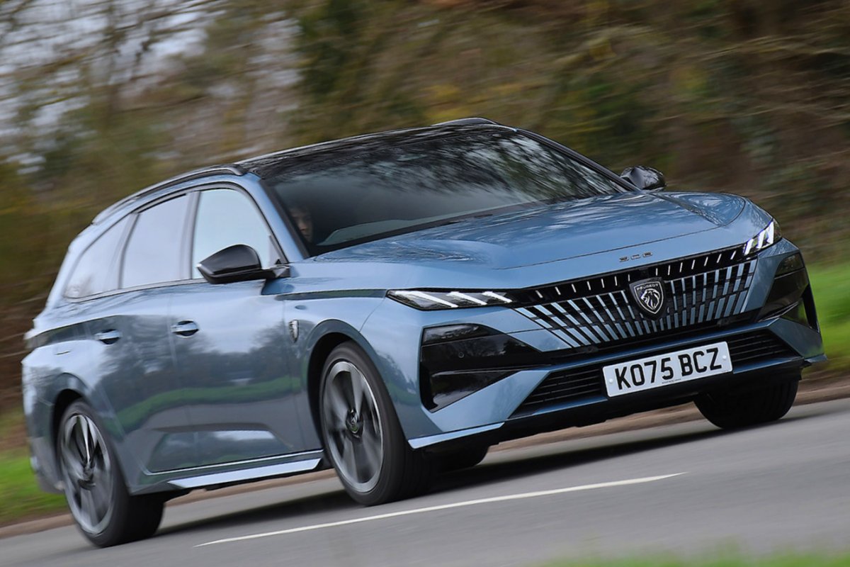 プジョー 308 SW 195 プラグインハイブリッドGT（英国仕様）