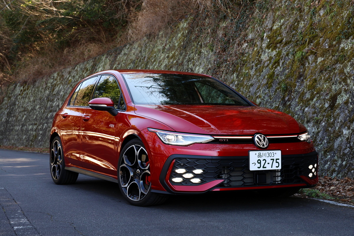キングズレッドメタリックのフォルクスワーゲン・ゴルフGTIから取材スタート。