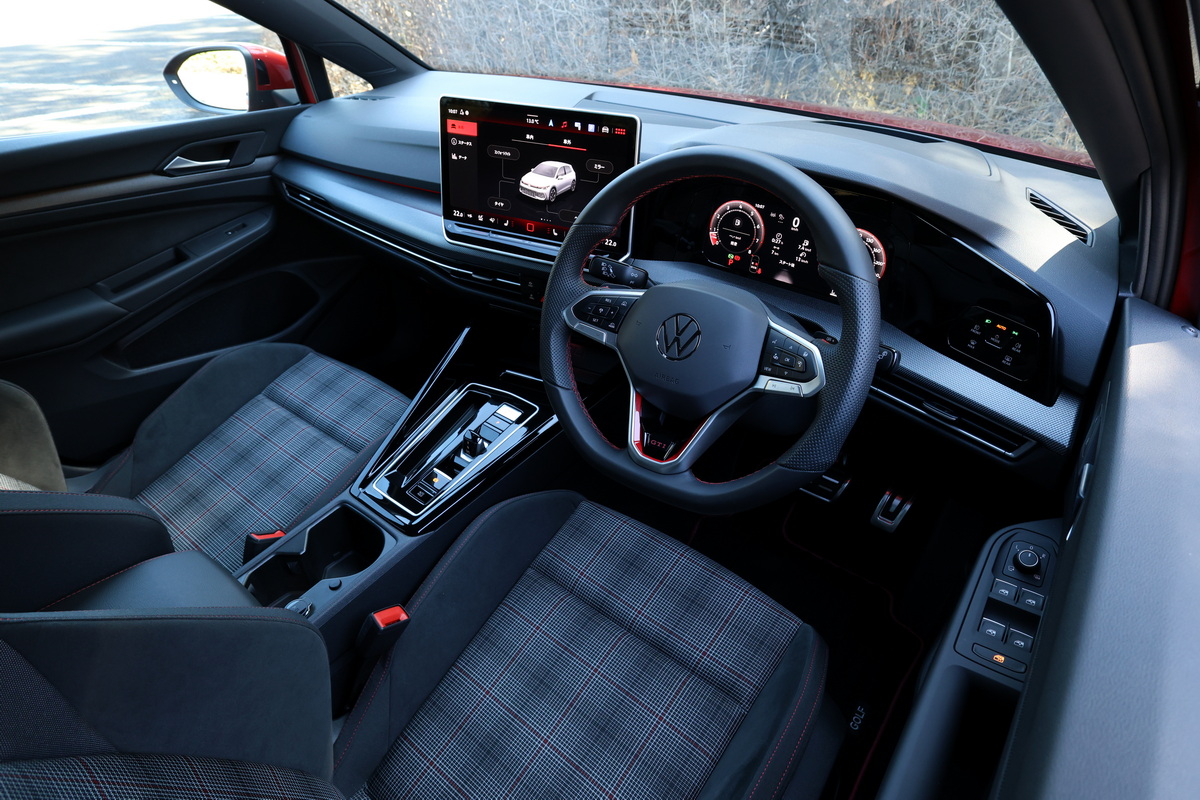 ゴルフGTIらしく、タータンチェックと赤いステッチが特徴となる室内。