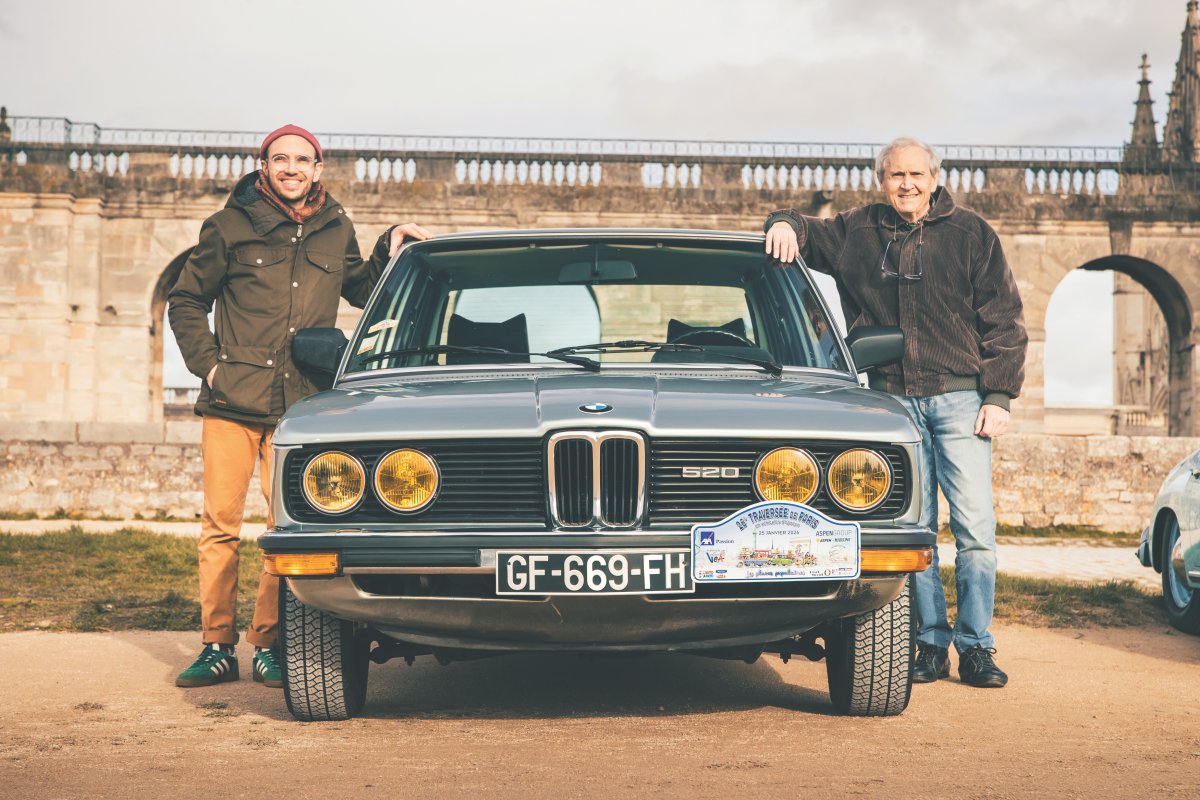 BMW 520（E12型／1981年式）と、オーナーのクルー親子