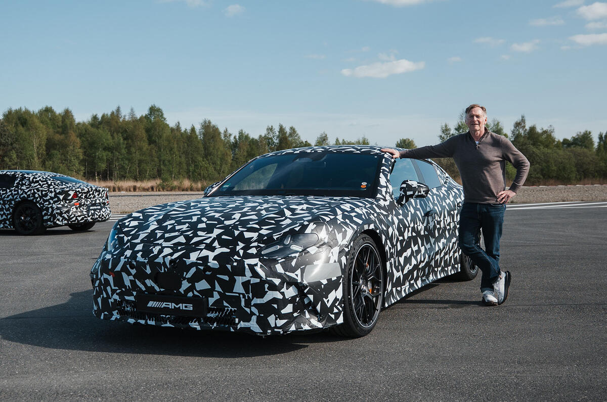 メルセデスAMG GT 4ドアクーペのプロトタイプと筆者、グレッグ・ケーブル