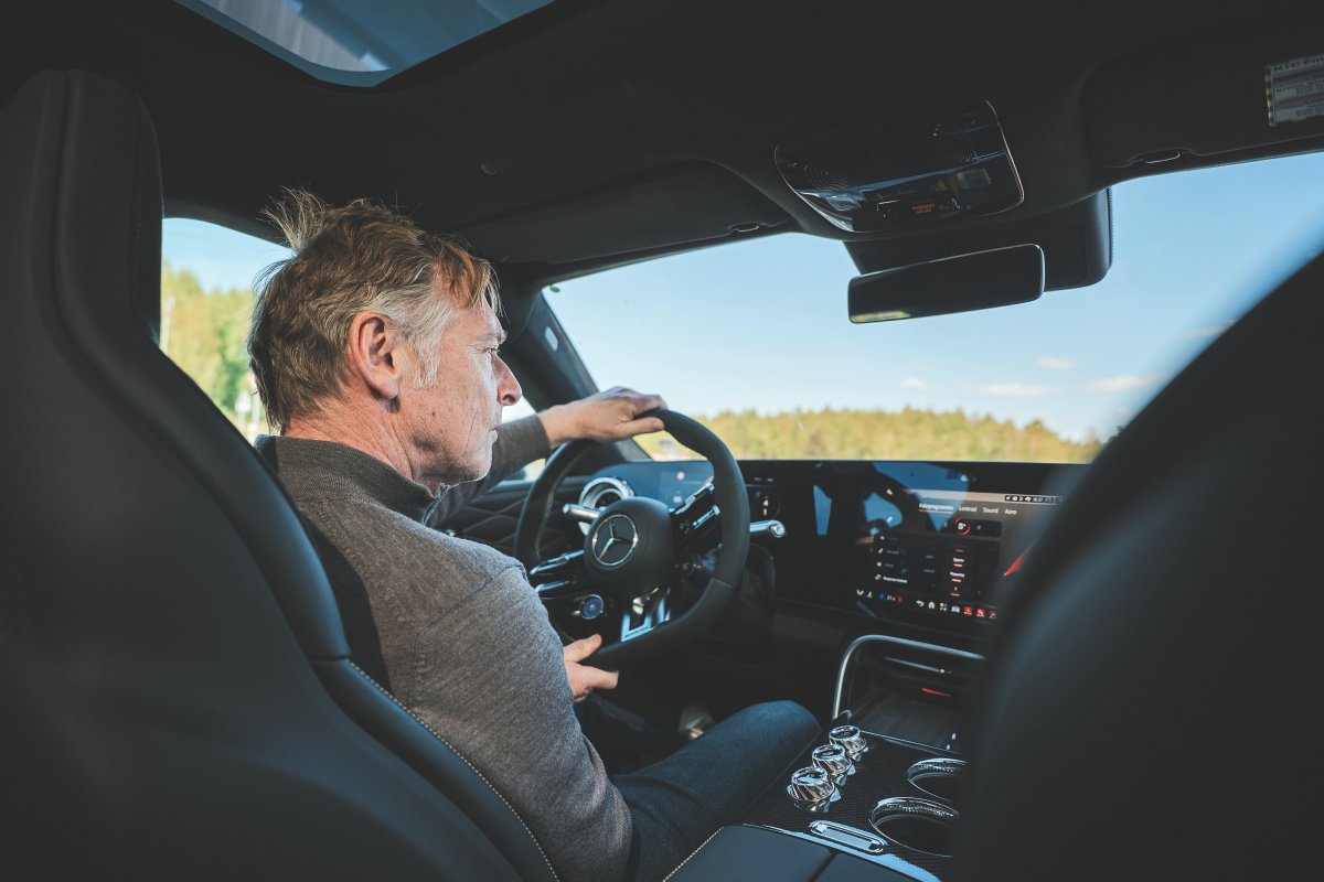 メルセデスAMG GT 4ドアクーペのプロトタイプと筆者、グレッグ・ケーブル