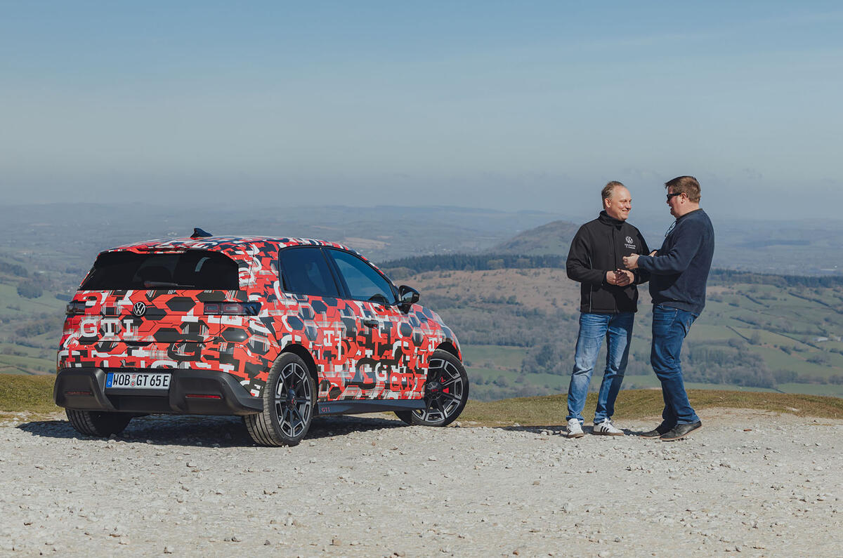 フォルクスワーゲンの技術者、フロリアン・ウンバッハ氏(左)と、ID.ポロ GTI プロトタイプ