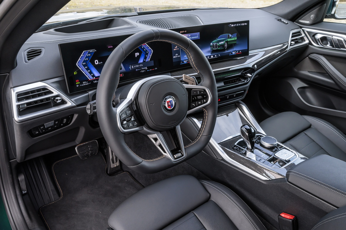 B4 GTグランクーペのインテリア。取材車は左ハンドルだった。