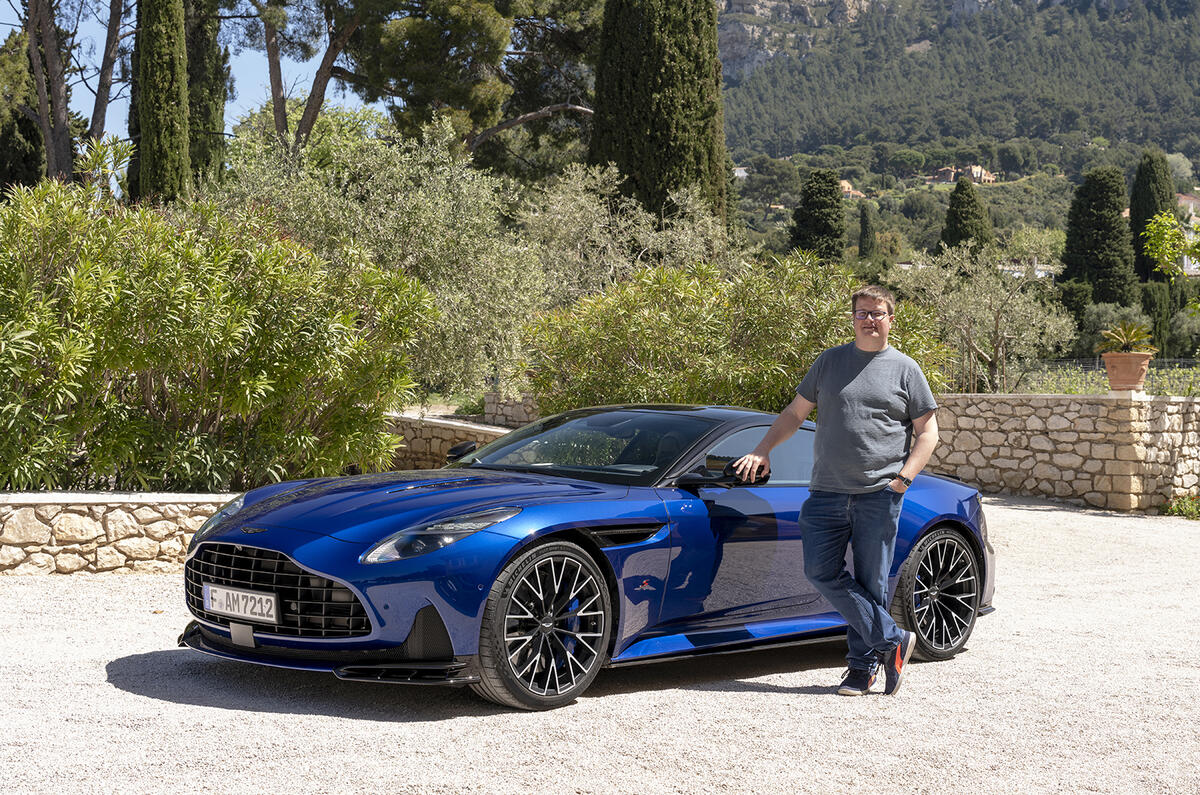 アストンマーティン DB12 S クーペと筆者、マット・ソーンダース