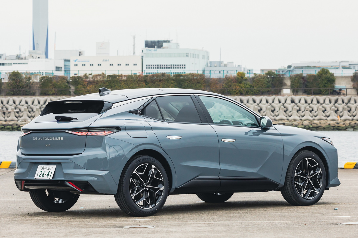 DS No4エトワール・ハイブリッドの価格は625万円。26台限定のローンチエディションは644万円。