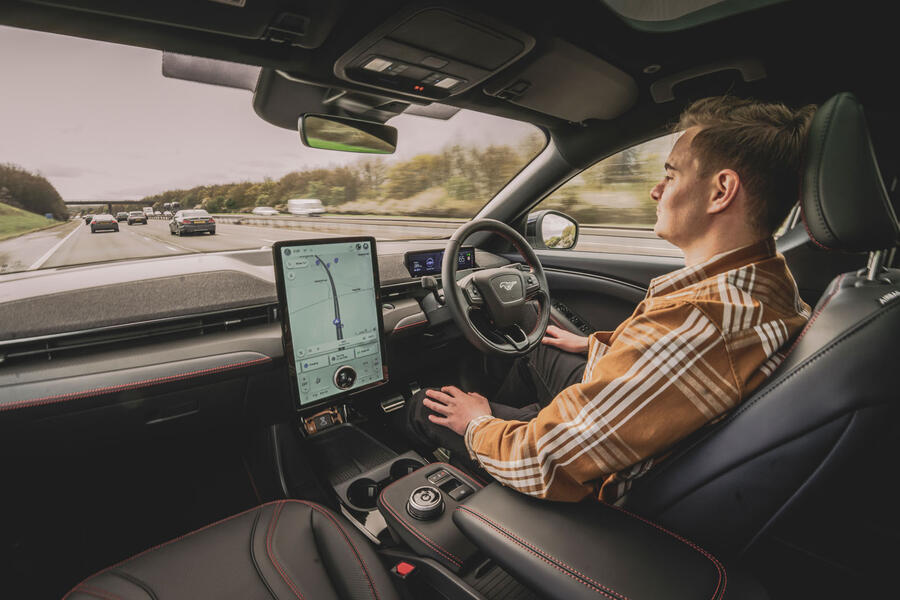 フォードの「ブルークルーズ」で走行するAUTOCAR UK編集部記者(英国で撮影)