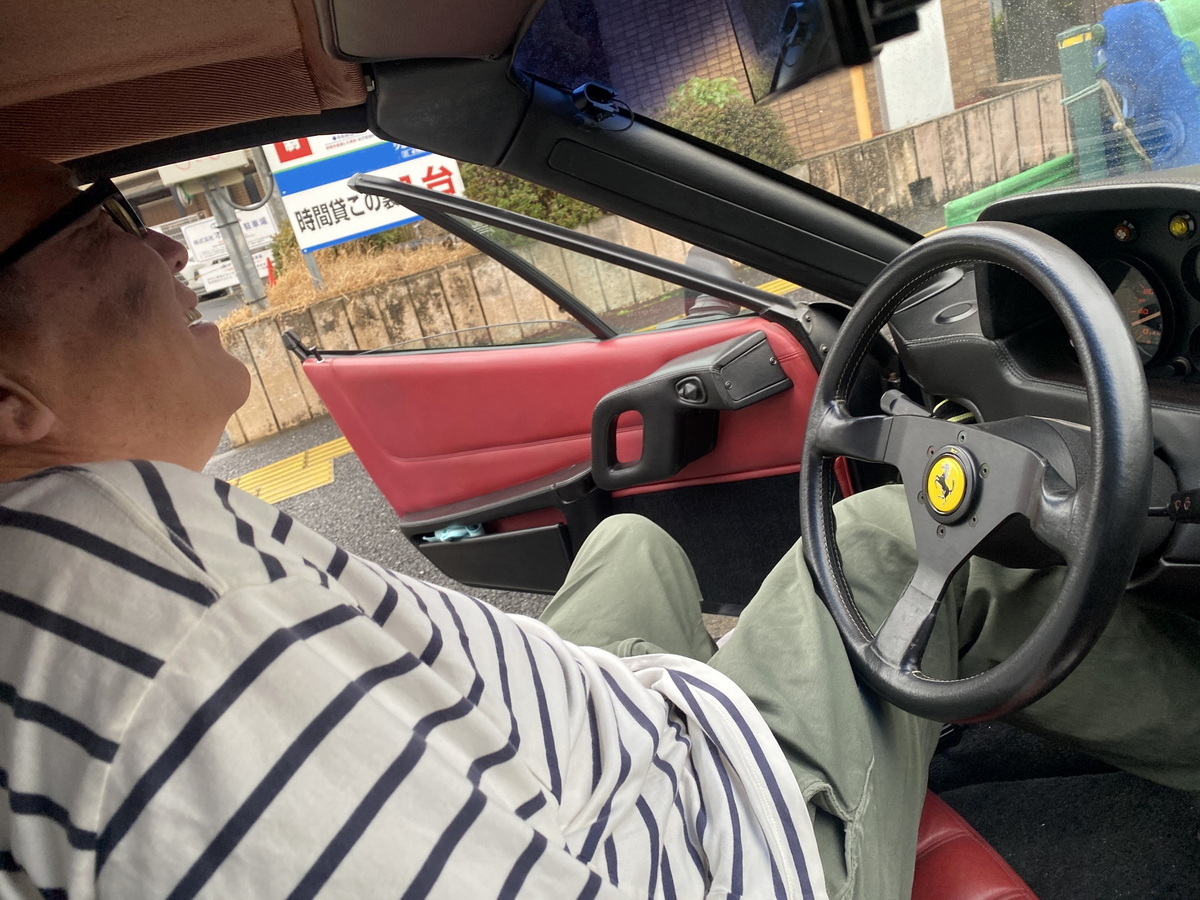スッポン丸に何とか乗り込む途中の渡辺敏史（身長181センチ、体重約100キロ）。