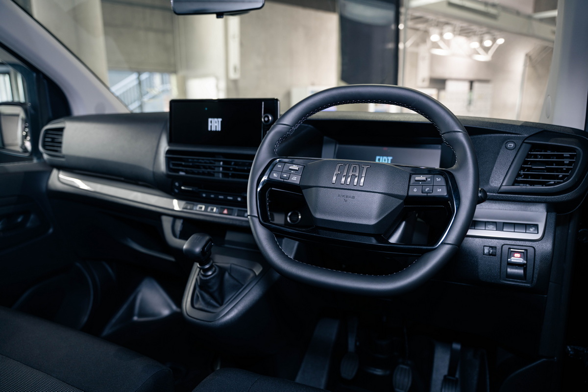 商用車ながらインテリアの品質にもこだわり、乗用車的な意匠を採用している。
