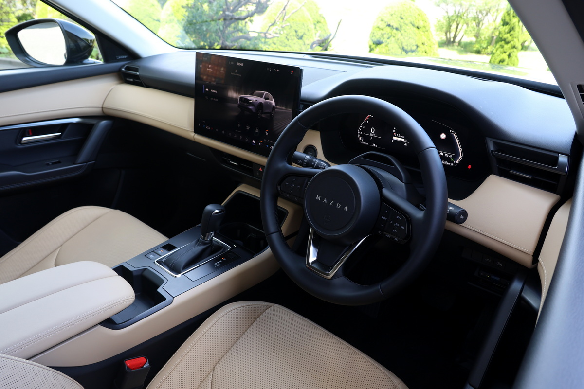 新型のインターフェースは、中央の大型ディスプレイを軸とするものに改められた。