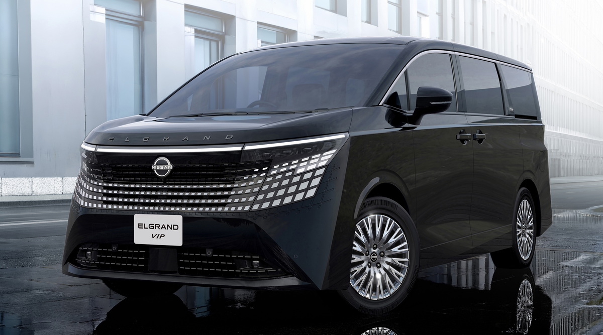 新型エルグランドをベースにした特装車『VIP』。